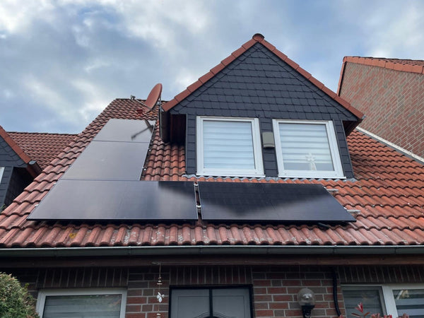 Balkonkraftwerk 2000Watt mit 4 Modulen auf Schrägdach