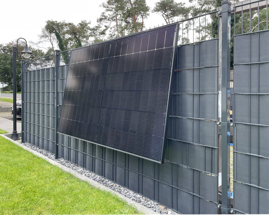 Balkonkraftwerk am Zaun